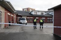 Poliser utanför skolan Kronan i Trollhättan efter knivman attackerade elever och personal på skolan under gårdagen.