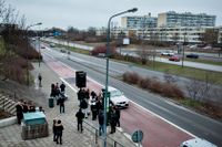 Sörjande på platsen där 16-åringen sköts till döds i Malmö i torsdags.