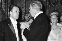 Nobelpristagaren Albert Camus och kung Gustaf VI Adolf 1957.