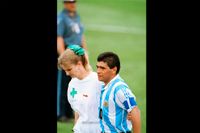 1994: Maradona dopad upp över öronen  
Världens bästa spelare, Argentinas Diego Maradona, lämnar planen tillsammans med en dopingkontrollant efter segermatchen, 2–1, mot Nigeria, 25 juni 1994. En flygande dopingkontroll och fem dagar senare – den 30:e juni – kommer beskedet att man funnit fem otillåtna substanser i blodet. Maradona kastas ut ur turneringen.