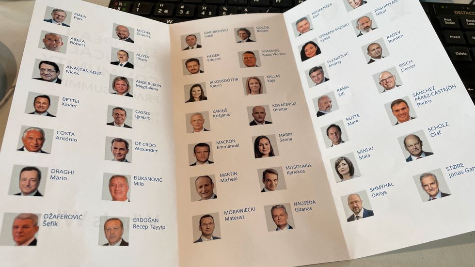 Deltagarna vid Europa-toppmötet i Prag, som klart domineras av män. Statsminister Magdalena Andersson är en av endast åtta kvinnor vid mötets inledning.