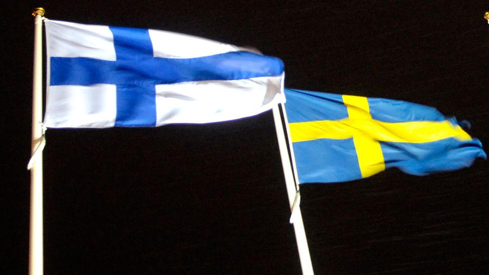 Finska och svenska flaggan.