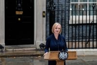 Storbritanniens nya premiärminister Liz Truss håller sitt första anförande utanför 10 Downing Street. 
