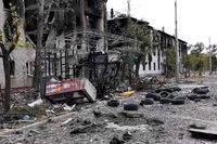 Förstörda hus i Luhanskregionen i Ukraina i juli 2022. Luhansk är en av de regioner som Rysslands president Putin sagt ska hålla så kallade folkomröstningar med syftet att ansluta dem till Ryssland.