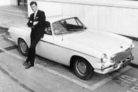 Roger Moore i ”Helgonet” med den Volvo P1800 som han körde i tv-serien 1968.