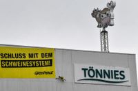 Miljöaktivister utanför köttjätten Tönnies slakteri i Rheda-Wiedenbrück kräver ett "slut på svineriet". Bilden är från i juli. Arkivbild.