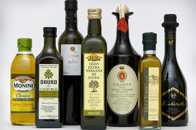 Olja och fett
Rikligt med vegetabiliskt fett från olivolja i maten. Olivolja innehåller mest enkelomättat fett men även mättat och fleromättat fett.
På Kreta 1948: Fett från främst olivolja, svarade för 29 procent av energiintaget .
