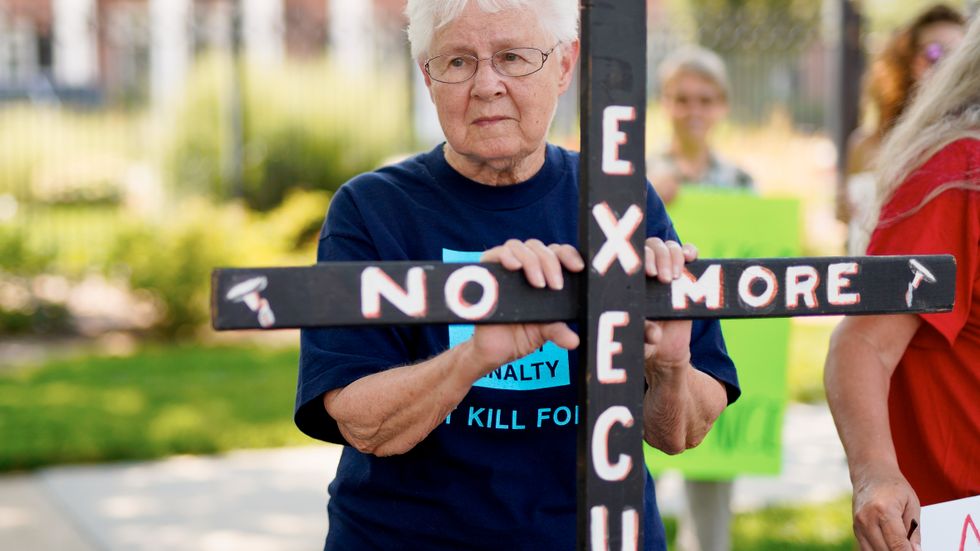 Aktivisten Marylyn Felion i delstaten Nebraska i USA demonstrerar mot dödsstraff. Arkivbild.