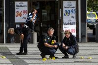 Polisen undersöker platsen för skottlossningen i Rinkeby.