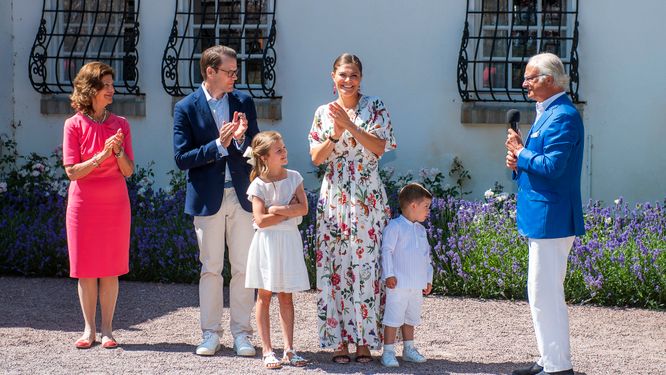 Kung Carl Gustaf talar till kronprinsessan Victoria när hon firades traditionsenligt på Solliden på söndagen.