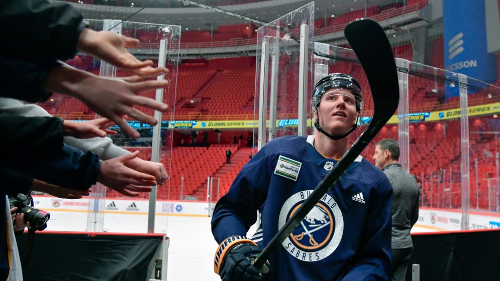 Rasmus Dahlin hälsar på fans efter Buffalos träning i Globen.