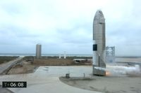 På femte försöket har Space X lyckats flyga och landa en prototyp för sin Starship-raket. Den lyckade manövern skedde natten mot torsdag svensk tid.