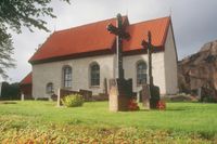 Svenneby gamla kyrka från 1100-talet; själva byggnaden är väl omhändertagen men de traditioner som den stått för är närmast bortglömda. 
