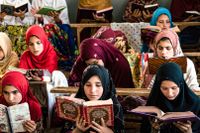 På flera platser har hemliga skolor för flickor startats, i protest mot talibanväldet.