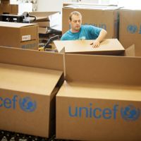 Bistånd från FN-organet UNICEF packas i hamnen i Köpenhamn.