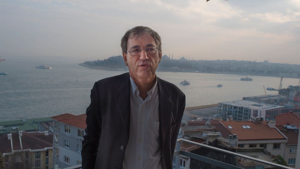 Orhan Pamuk på sin balkong hemma i Istanbul.