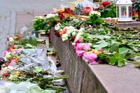Blommor och ljus på en minnesplats för den 21-åriga kvinnan som hittades död i Vetlanda. Arkivbild.