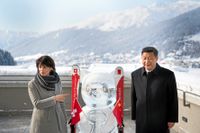 Schweiz förbundspresident Doris Leuthard tillsammans med Kinas president Xi Jinping i Davos på tisdagen.