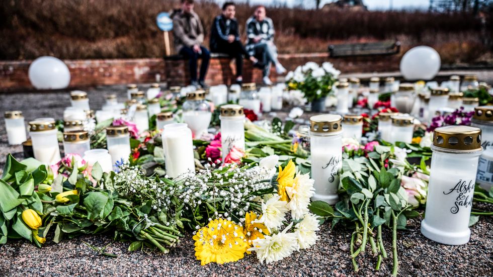 Blommor och ljus vid minnesplatsen i Höör där en 18-årig flicka hittades mördad. 