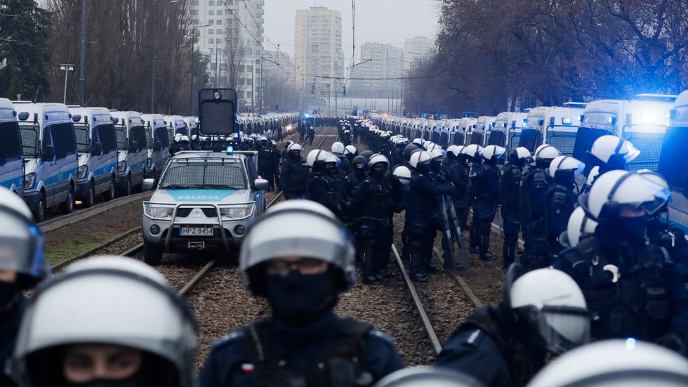Stor polismobilisering i Polens huvudstad Warszawa under en demokratiprotest tidigare i december.