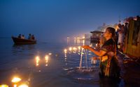 ”Bhakti”, tillbedjan och hängiven tro uppfattar man överallt i Varanasi. Efter solen har gått ner förvandlas floden Ganges till ett ljusspektakel då tusentals ljuslyktor flyter på det heliga vattnet samtidigt som staden mässar.