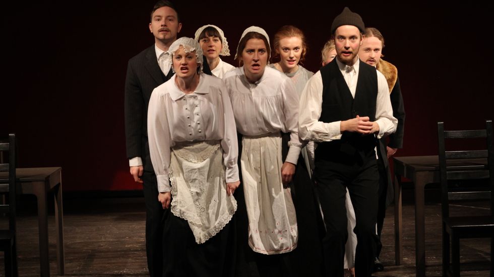 Ensemblen i ”Svarta handsken” är åtta begåvade skådespelare från utbildningen i mimskådespeleri vid Stockholms dramatiska högskola.