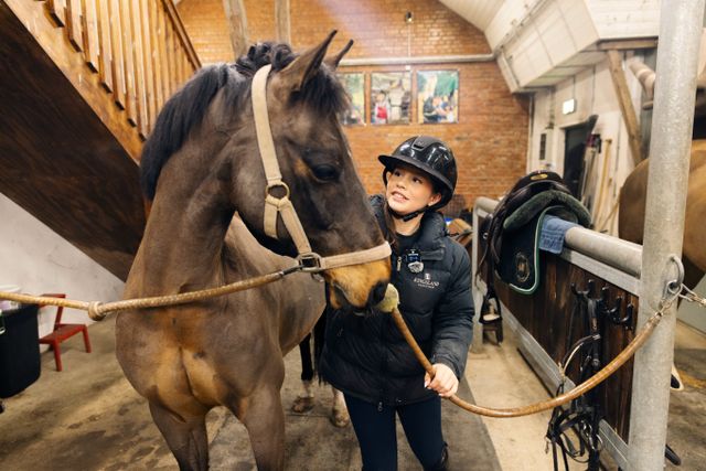 Ellen spenderar flera timmar per dag i stallet. Totalt har familjen 16 hästar. Själv har hon tre – Olle, Seana och Nicoline.