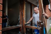 Peter Insulander sopar upp skärvorna, efter att en bomb natten till måndagen detonerade i entrén till flerfamiljshuset där han bor med sin familj.