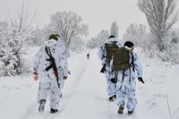 Ukrainska soldater på väg till sina positioner i Donetsk i östra Ukraina, där strider mot ryskstödda separatister pågått sedan 2014.