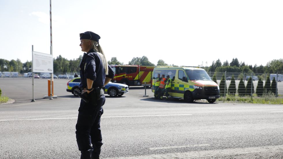 En stor insats pågår på Hällbyfängelset utanför Eskilstuna. Två morddömda fångar har tagit två ur personalen som gisslan.