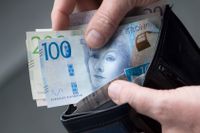 Nya svenska sedlar i en plånbok .