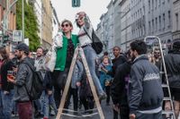 Under årets första maj-demonstrationen i Berlin i Tyskland passade några män på att hyra ut stegar till dem som ville ta den optimala ”selfien”.