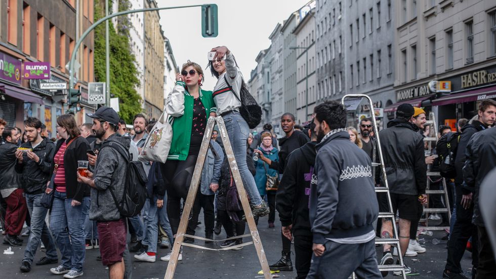 Under årets första maj-demonstrationen i Berlin i Tyskland passade några män på att hyra ut stegar till dem som ville ta den optimala ”selfien”.