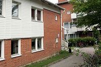 En familjefar i Uppsala misstänks ha hållit sina fyra barn, i dag 16-22 år, hemma från all skolgång. Barnen ska dessutom ha hindrats från att gå ut.