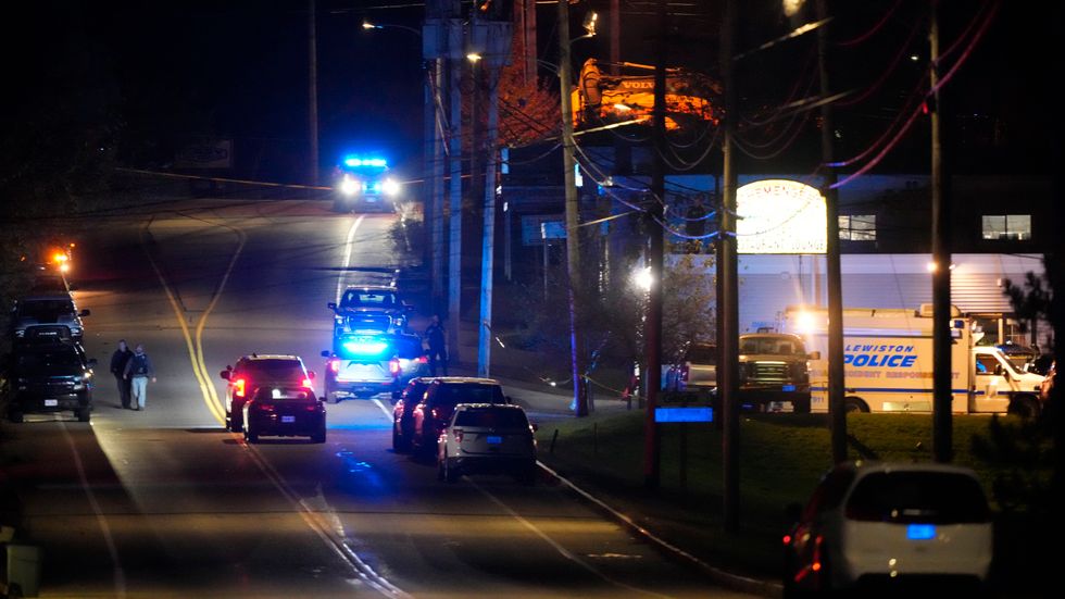 Polis på plats i Lewiston i Maine med anledning av skjutningarna där minst tio personer dödats.