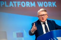 EU:s arbetsmarknadskommissionär Nicolas Schmit vill ha regler för vem som är anställd eller egenanställd i plattformsekonomin. Arkivfoto.