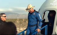 Tillbaka på jorden. En lycklig Jeff Bezos (i cowboyhatt) kliver av sin rymdfarkost.