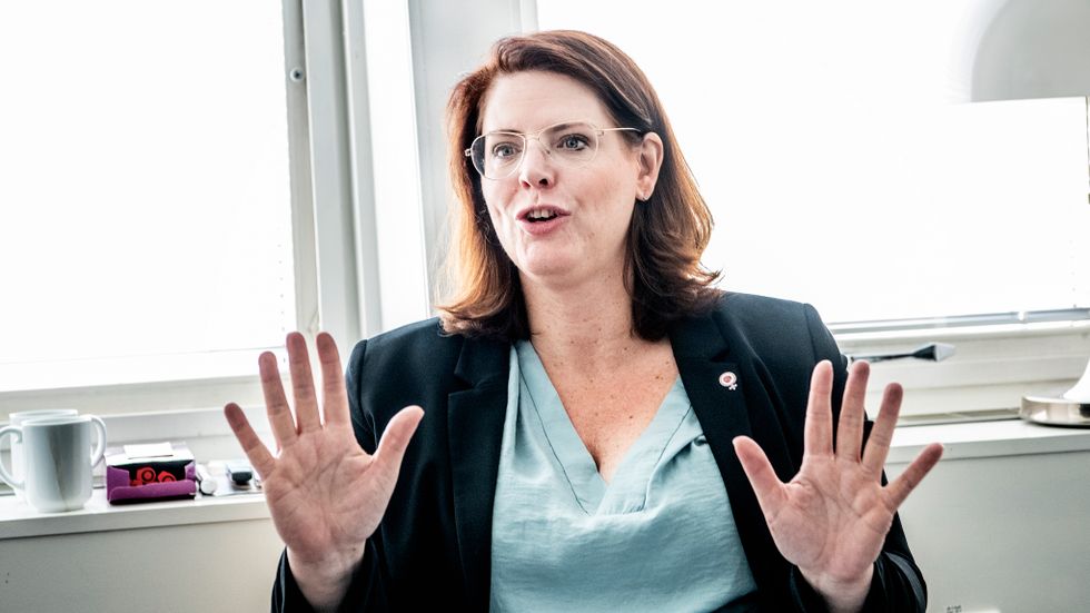 Ebba Östlin är fortfarande formellt sett kommunstyrelsens ordförande i Botkyrka, trots att hon förlorat i en partiintern förtroendeomröstning.