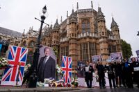 Dem mördade parlamentarikern David Amess hedras utanför parlamentet i London.