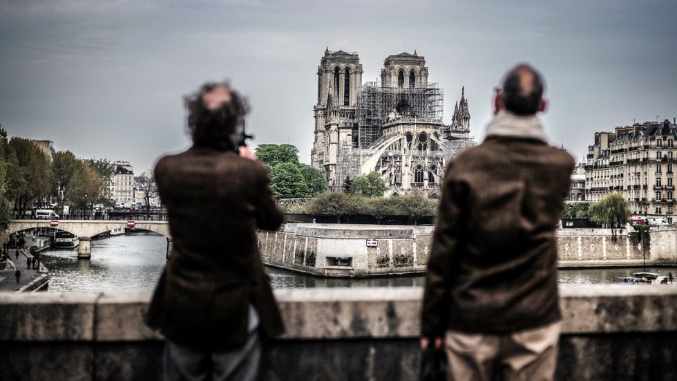 När Paris vaknade på tisdagen kämpade brandmän fortfarande mot återstoden av den katastrofala branden i katedralen Notre-Dame.