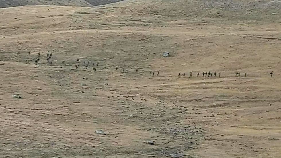 Nya dödliga strider har blossat upp mellan Armenien och Azerbajdzjan. Bilden, som distribuerats av armeniska försvarsdepartementet, föreställer azeriska soldater.