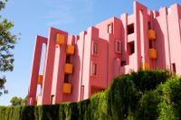 Ricardo Bofill, arkitekten bakom byggnaden, är känd för att ha infört modern byggnadsteknik med en säregen kombination av klassisk arkitektur och konstnärlig extravagans i Spanien.
