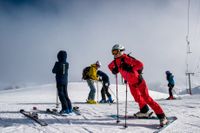 Svenskar åker skidor på 3 000 meters höjd.