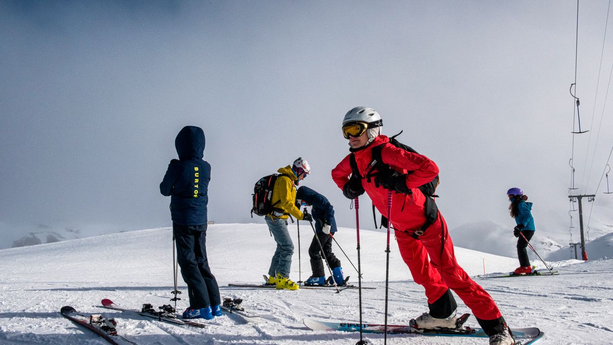 Svenskar åker skidor på 3 000 meters höjd.