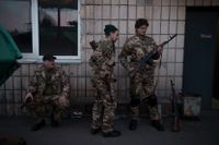 Rekryter deltar i ett träningsläger för de ukrainska territoriella försvarsstyrkorna i Brovary, en förort nordost om Kiev, på måndagen.