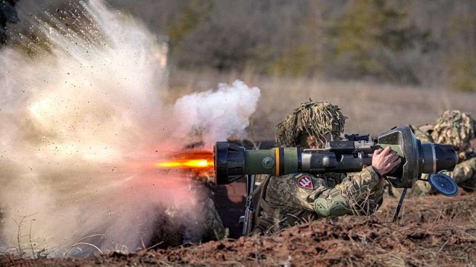 En ukrainsk soldat avfyrar en Robot 57 under en övning i mitten av februari.