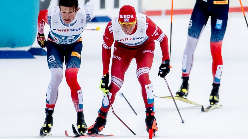 Ryssen Alexander Bolsjunovs stav går av i spurtstriden med Norges Johannes Høsflot Klæbo på skid-VM i Oberstdorf.