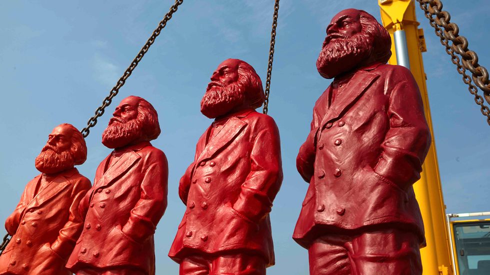 Ottmar Hoerls rödmålade skulpturer av Karl Marx.