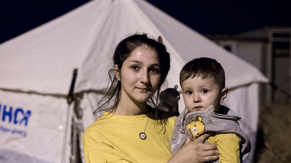 19-åriga mamman Kewe med sin lilla son flydde från Syrien och har just tagit sig över gränsen till Irak.