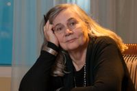 Marilynne Robinson (född 1943) undervisar i skrivande på aktade University of Iowa och bor i Iowa City i amerikanska mellanvästern. 2012 mottog hon en medalj av president Obama för sin författargärning.